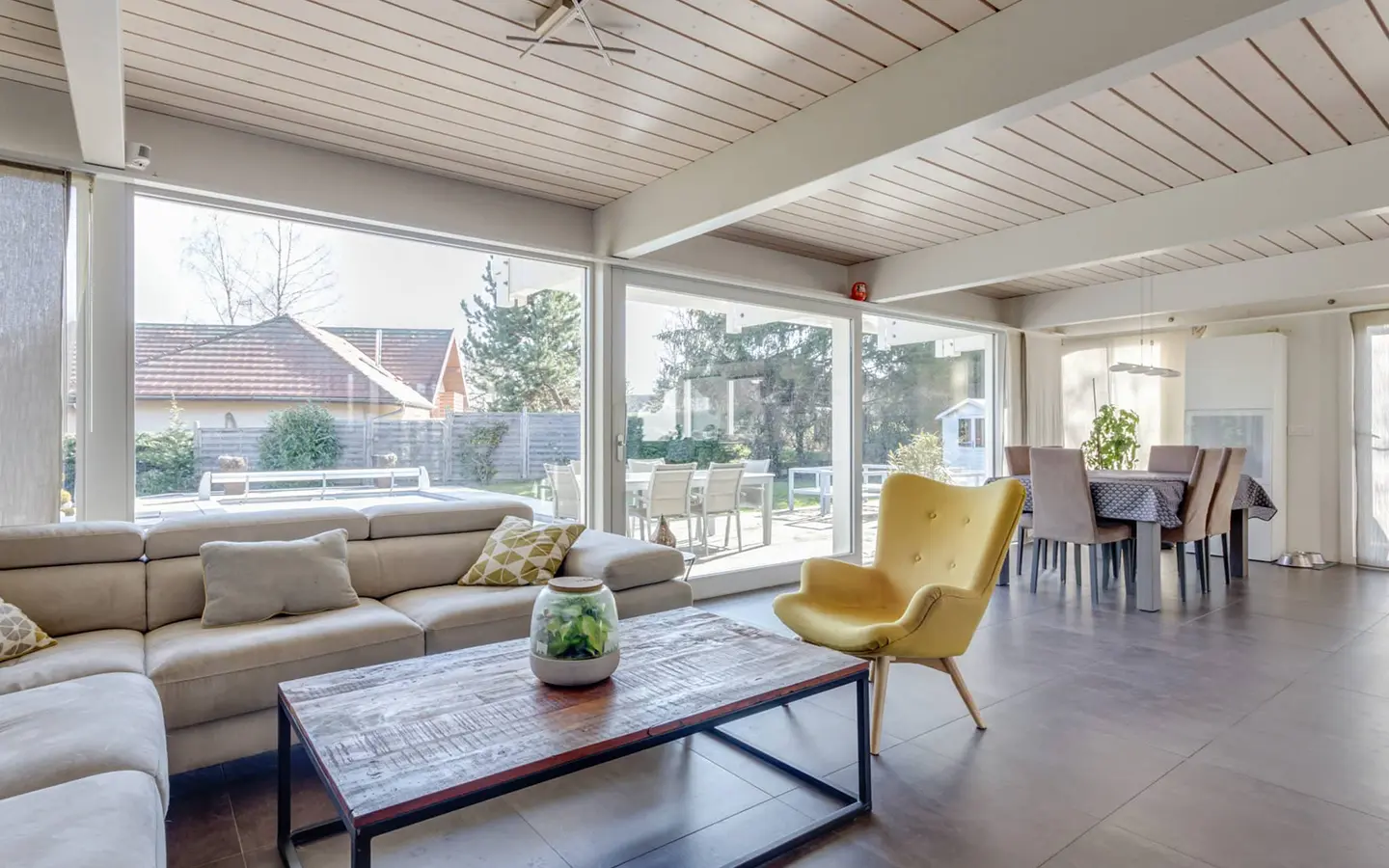 Annecy Nord maison ossature bois avec sous-sol et piscine coin salon