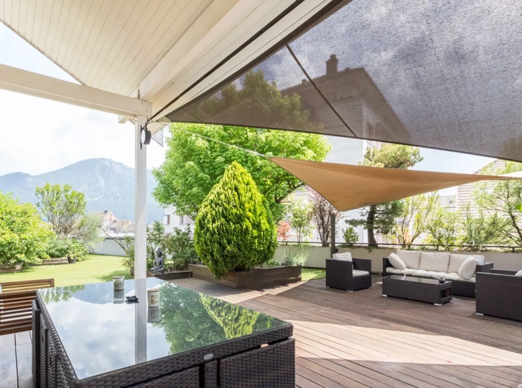 Achat immobilier villa sur le toit Annecy terrasse extérieure