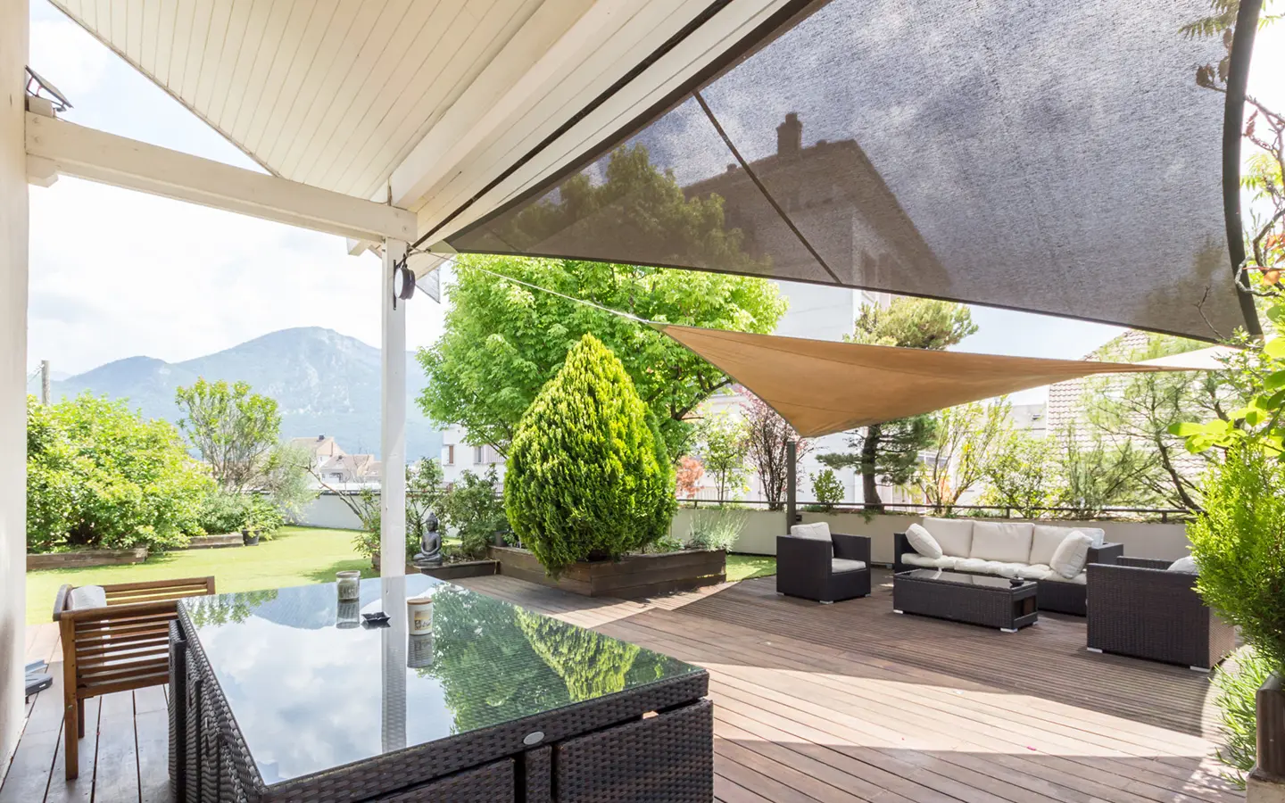 Achat immobilier villa sur le toit Annecy terrasse extérieure