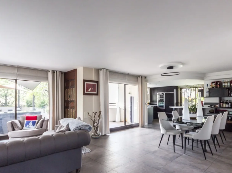 Achat immobilier villa sur le toit Annecy salle à manger