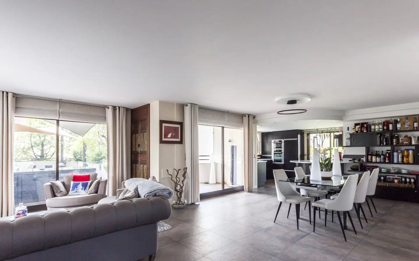 Achat immobilier villa sur le toit Annecy salle à manger