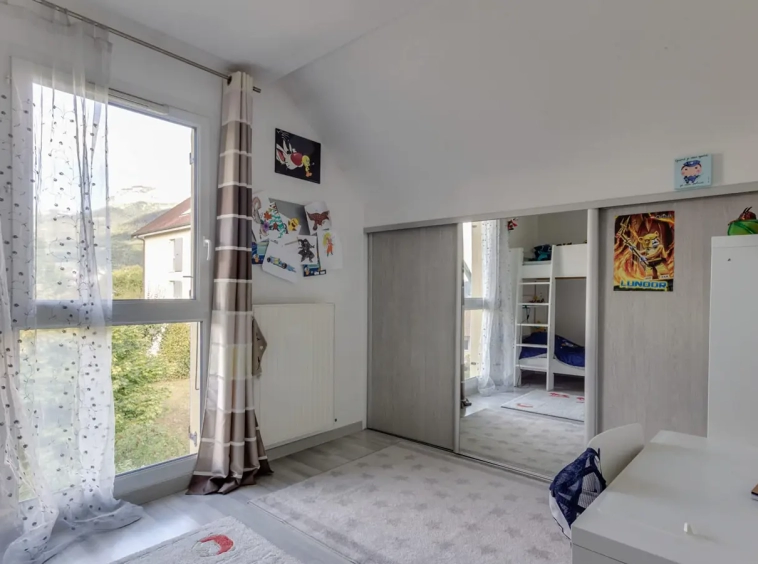 Annecy le vieux appartement vue dégagée chambre