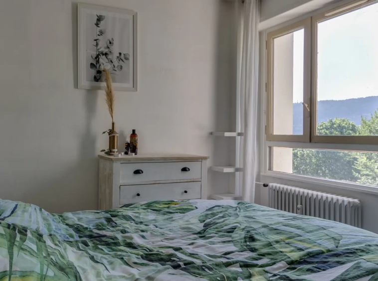 Annecy appartement vue montagnes chambre