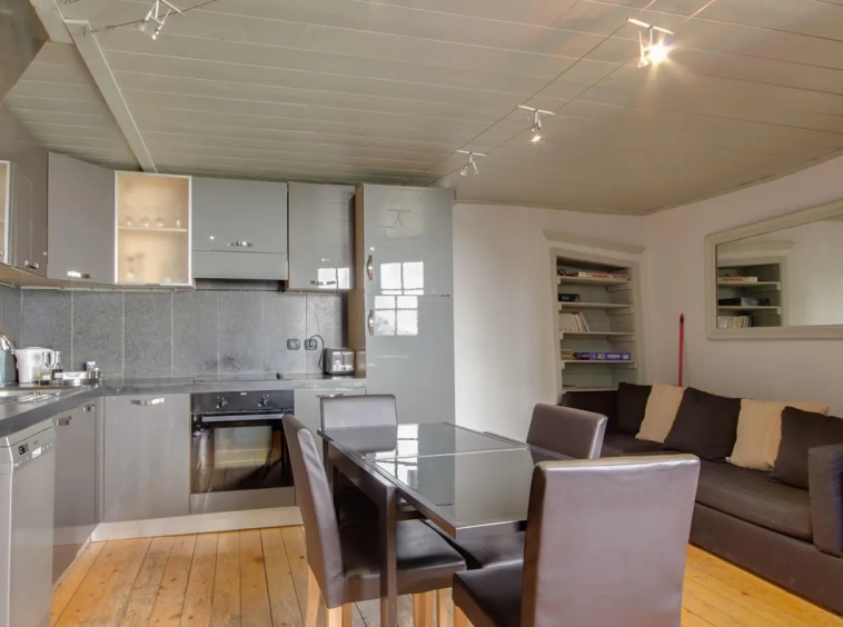 Annecy vieille ville appartement dans maison de ville coin repas