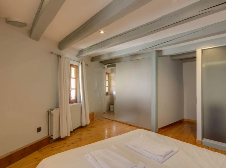Annecy vieille ville appartement dans maison de ville chambre