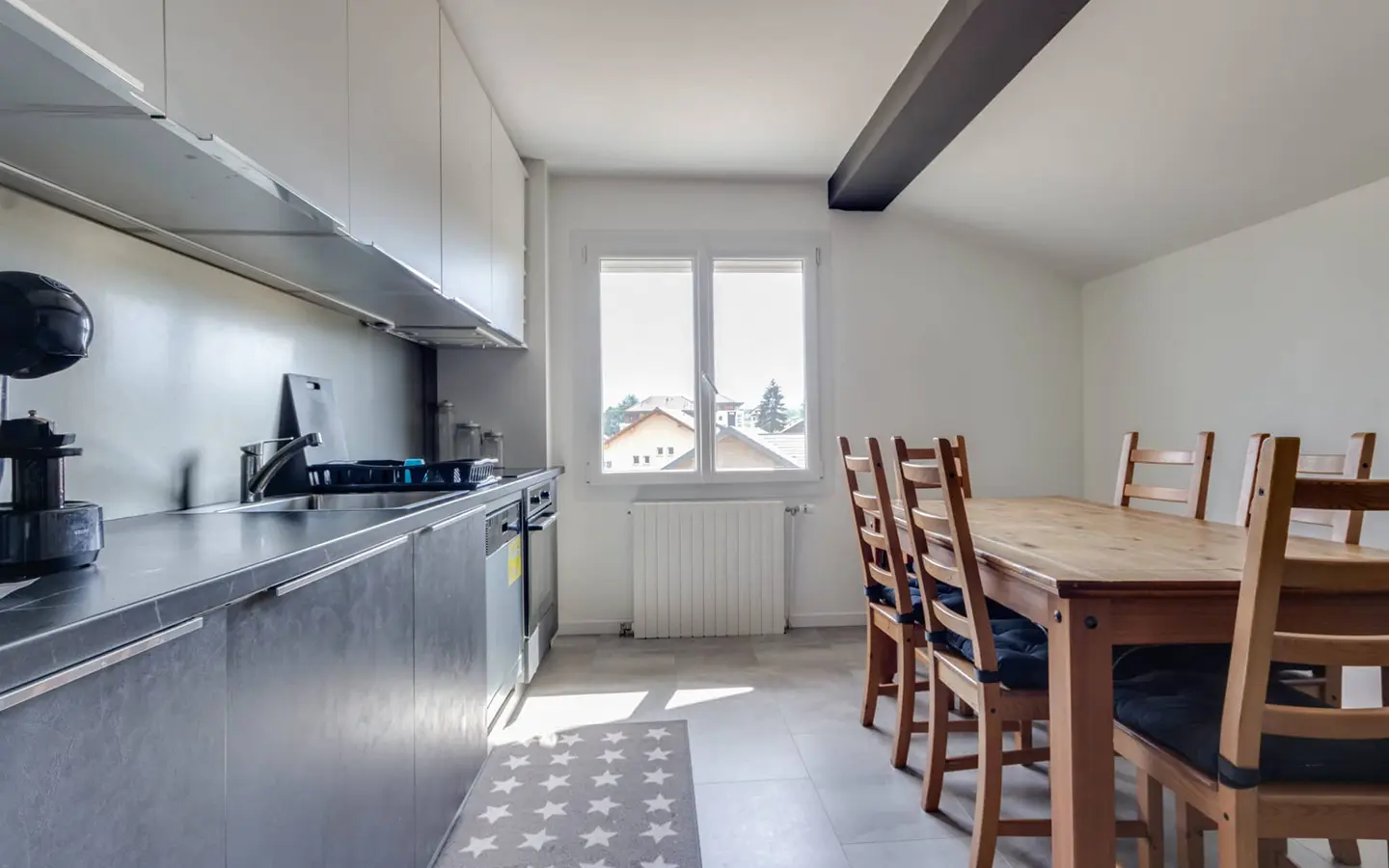 Achat immobilier maison rénovée Annecy Nord coin cuisine