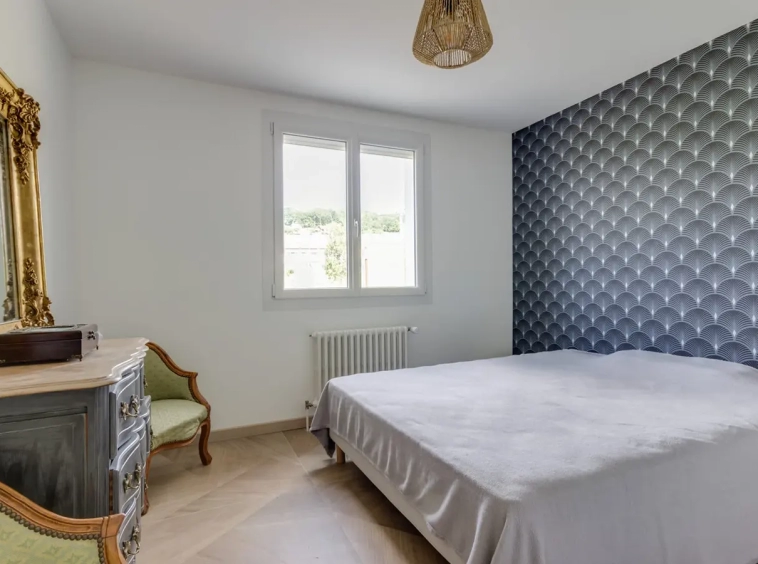 Achat immobilier maison rénovée Annecy Nord chambre parentale