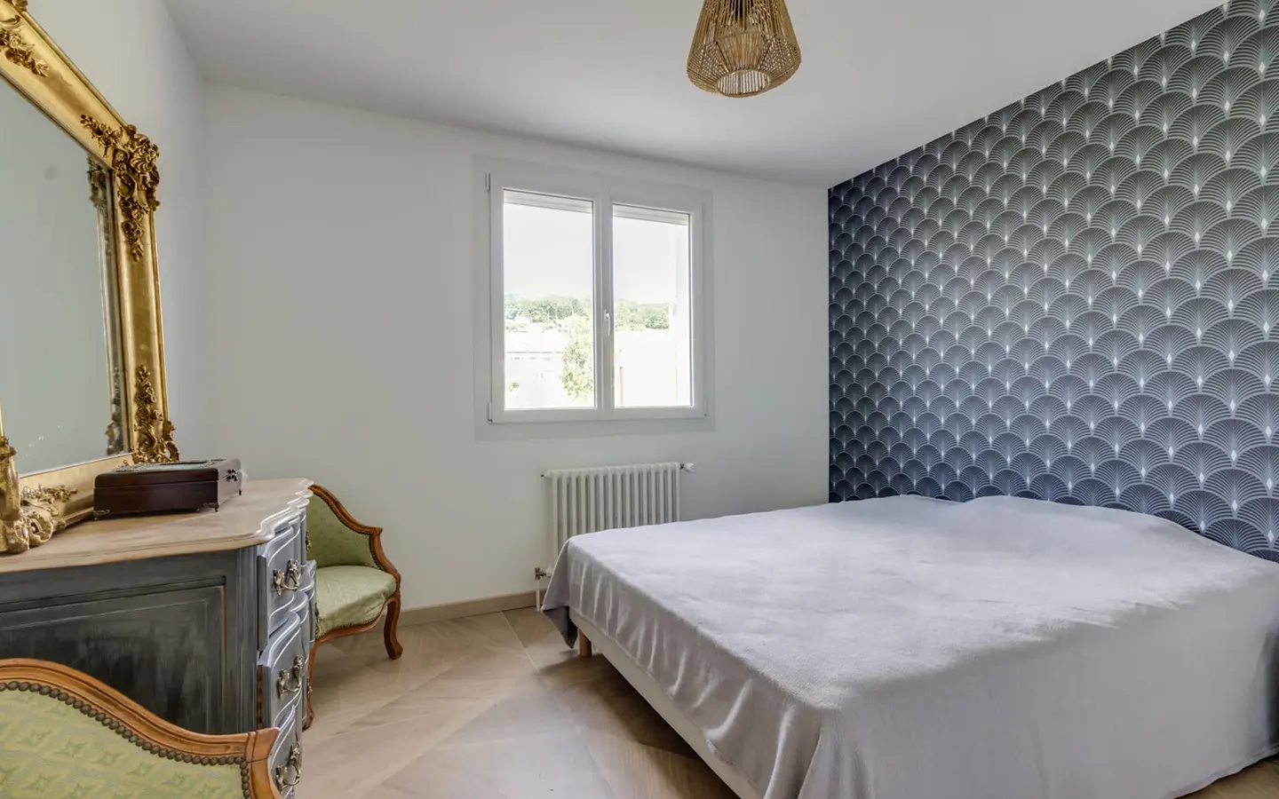 Achat immobilier maison rénovée Annecy Nord chambre parentale