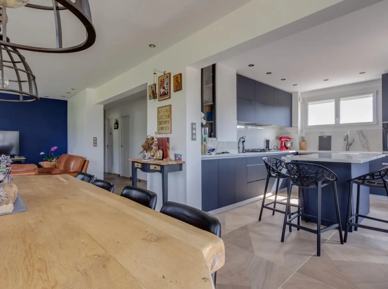 Achat immobilier maison rénovée Annecy Nord cuisine ouverte