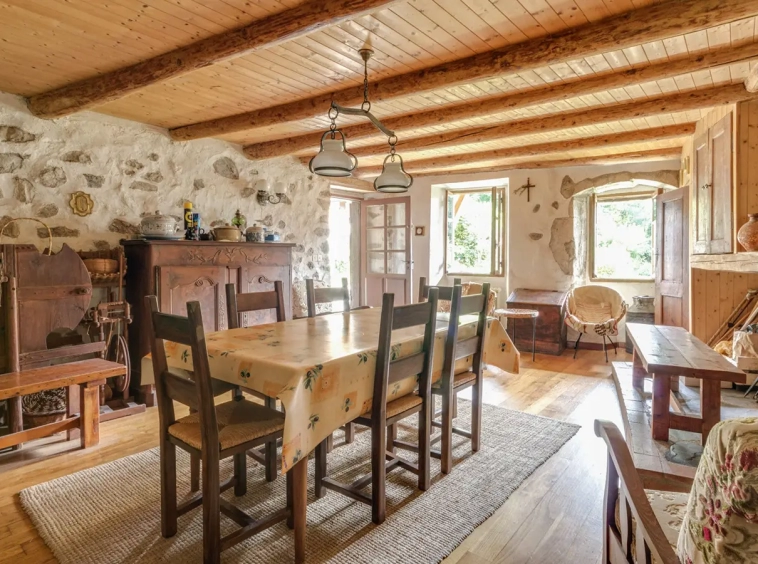 Achat immobilier maison de caractère Bluffy salle à manger