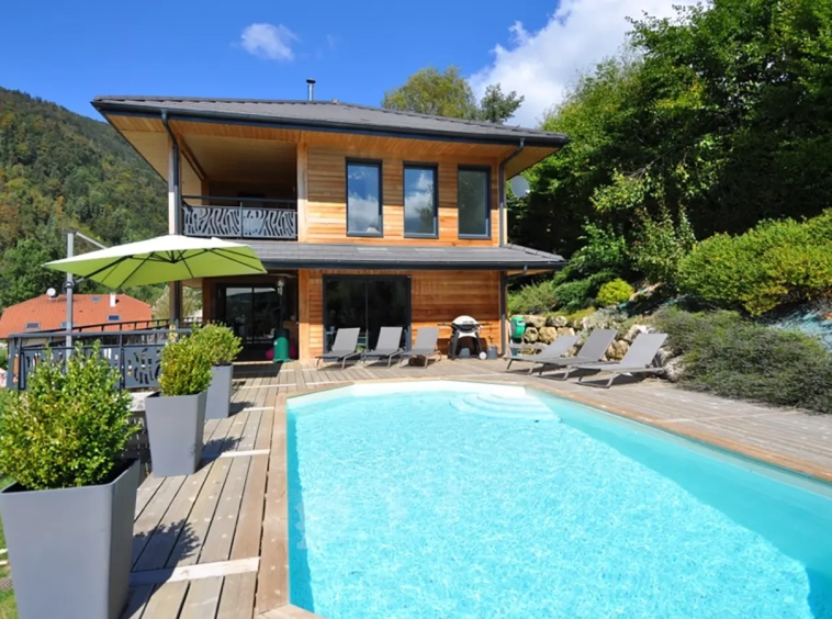 Annecy maison moderne vue montagne grande piscine