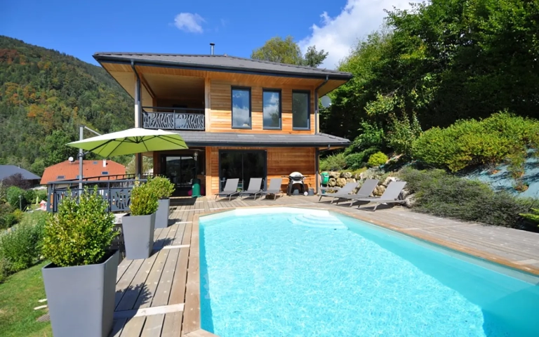 Annecy maison moderne vue montagne grande piscine