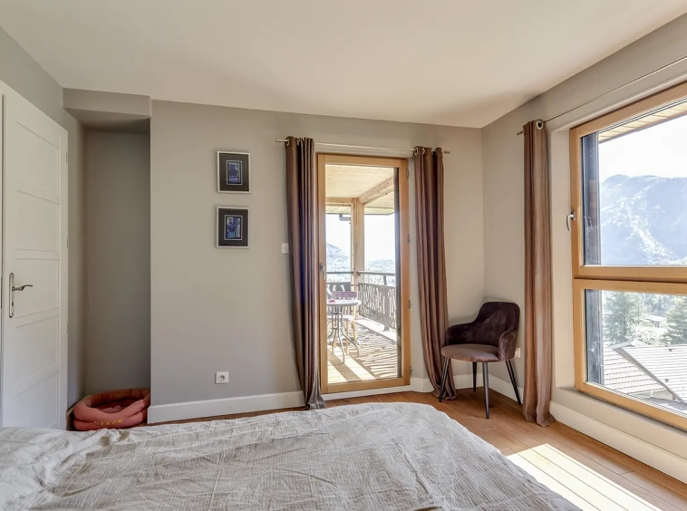 Annecy maison moderne vue montagne chambre