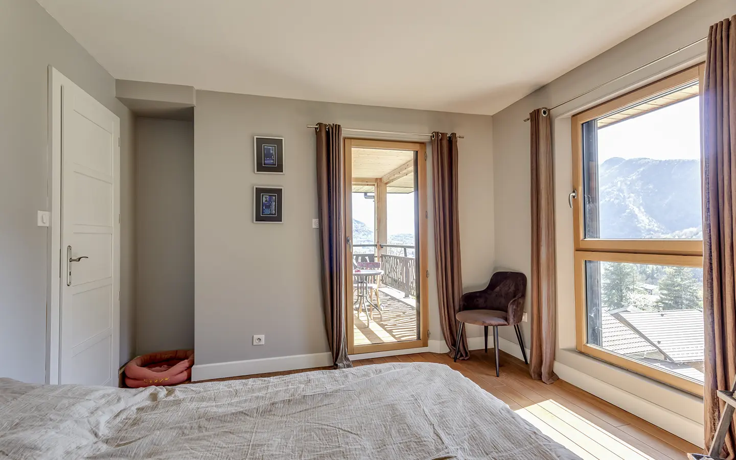 Annecy maison moderne vue montagne chambre