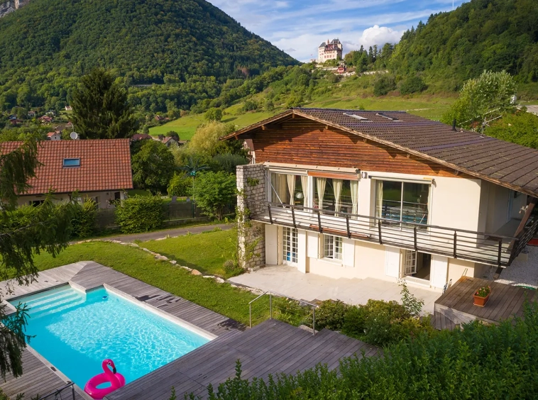 Annecy maison vue lac, château et montagnes jardin et piscine