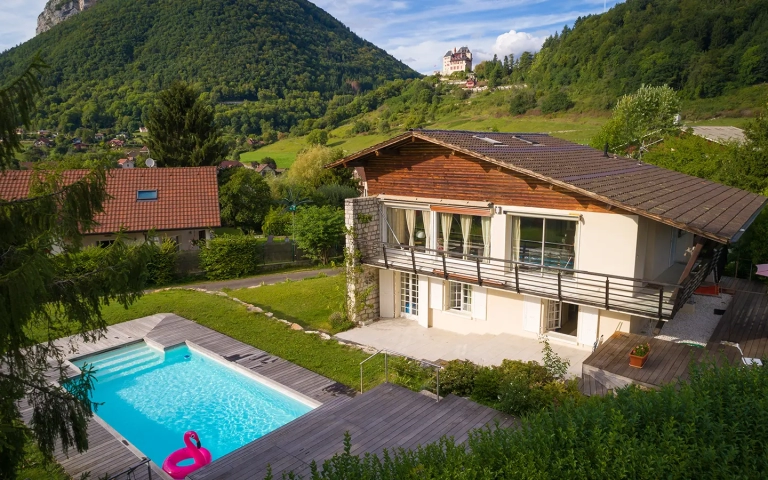 Annecy maison vue lac, château et montagnes jardin et piscine