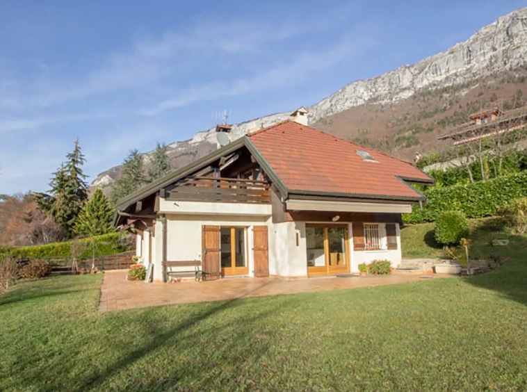 Annecy maison proche lac et centre village jardin