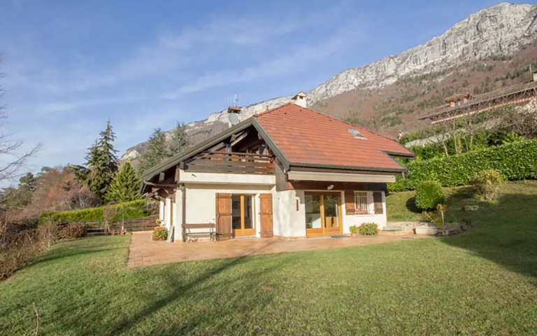 Annecy maison proche lac et centre village jardin