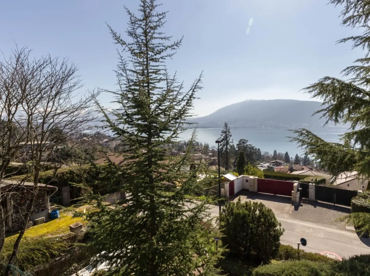 Veyrier du lac maison au calme extérieur