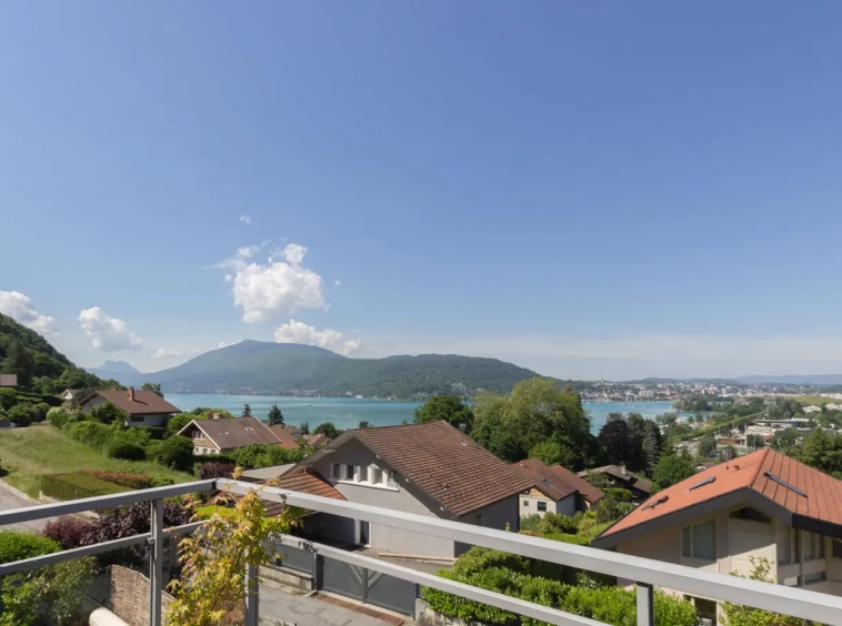 Annecy le vieux Petit Port maison vue lac et montagnes