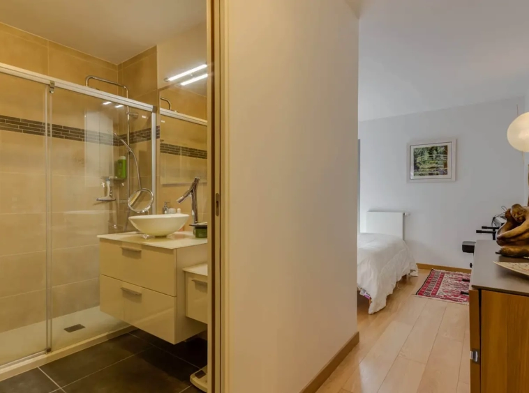 Achat immobilier appartement Menthon-Saint-Bernard chambre avec salle de bains
