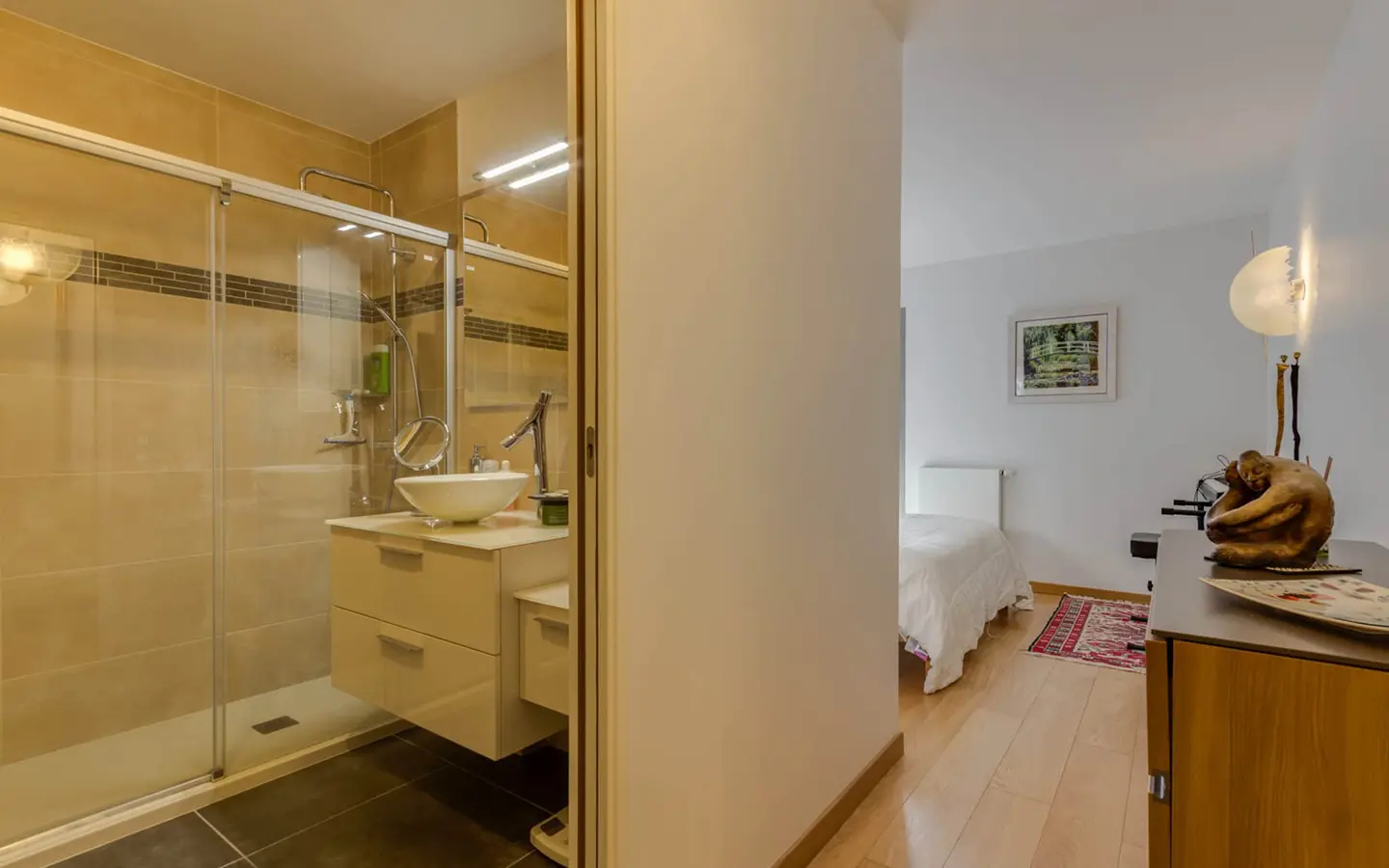 Achat immobilier appartement Menthon-Saint-Bernard chambre avec salle de bains