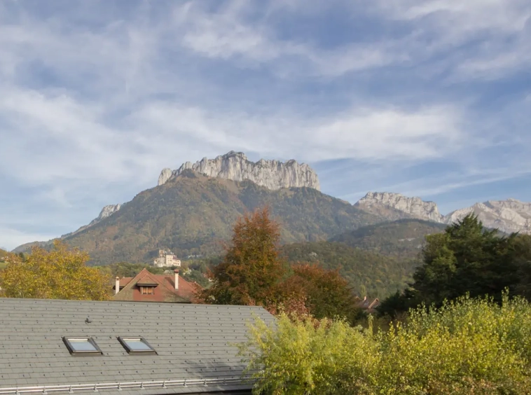 Achat immobilier maison de village Menthon-St-Bernard vue montagnes