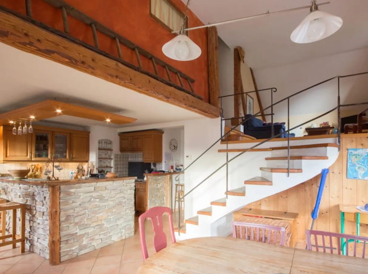 Achat immobilier maison Talloires escalier