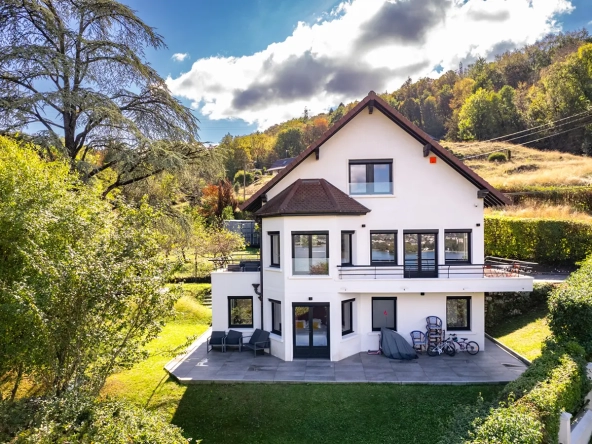 Maison rénovée vue lac aux prestations haut de gamme