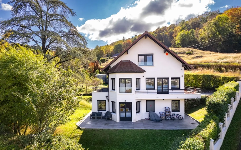 Maison rénovée vue lac et grand jardin clos