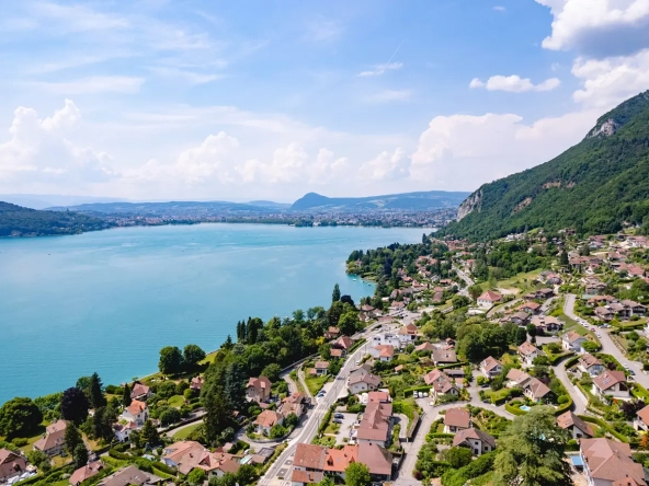 Propriété d’exception à proximité du lac avec piscine chauffée et vue sur le lac