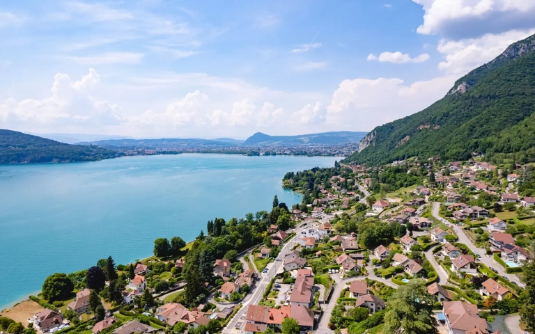 Propriété d’exception à proximité du lac avec piscine chauffée et vue sur le lac