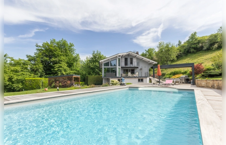 BLUFFY - maison 8 pièces - jardin avec piscine vue montagnes