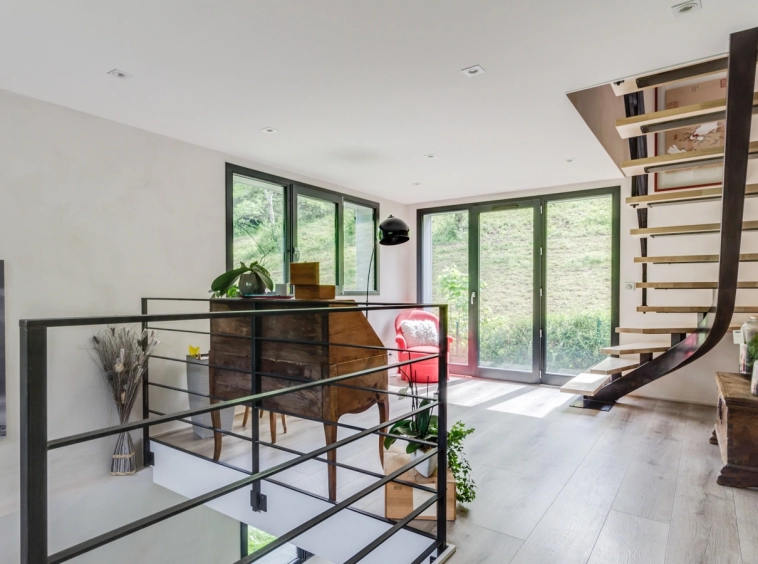 BLUFFY - maison 8 pièces - jardin avec piscine vue montagnes