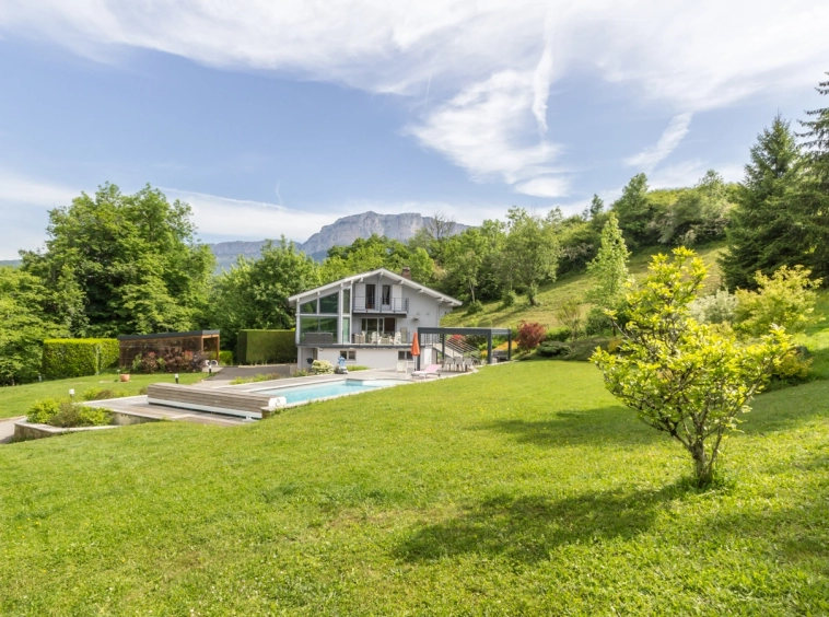 BLUFFY - maison 8 pièces - jardin avec piscine vue montagnes