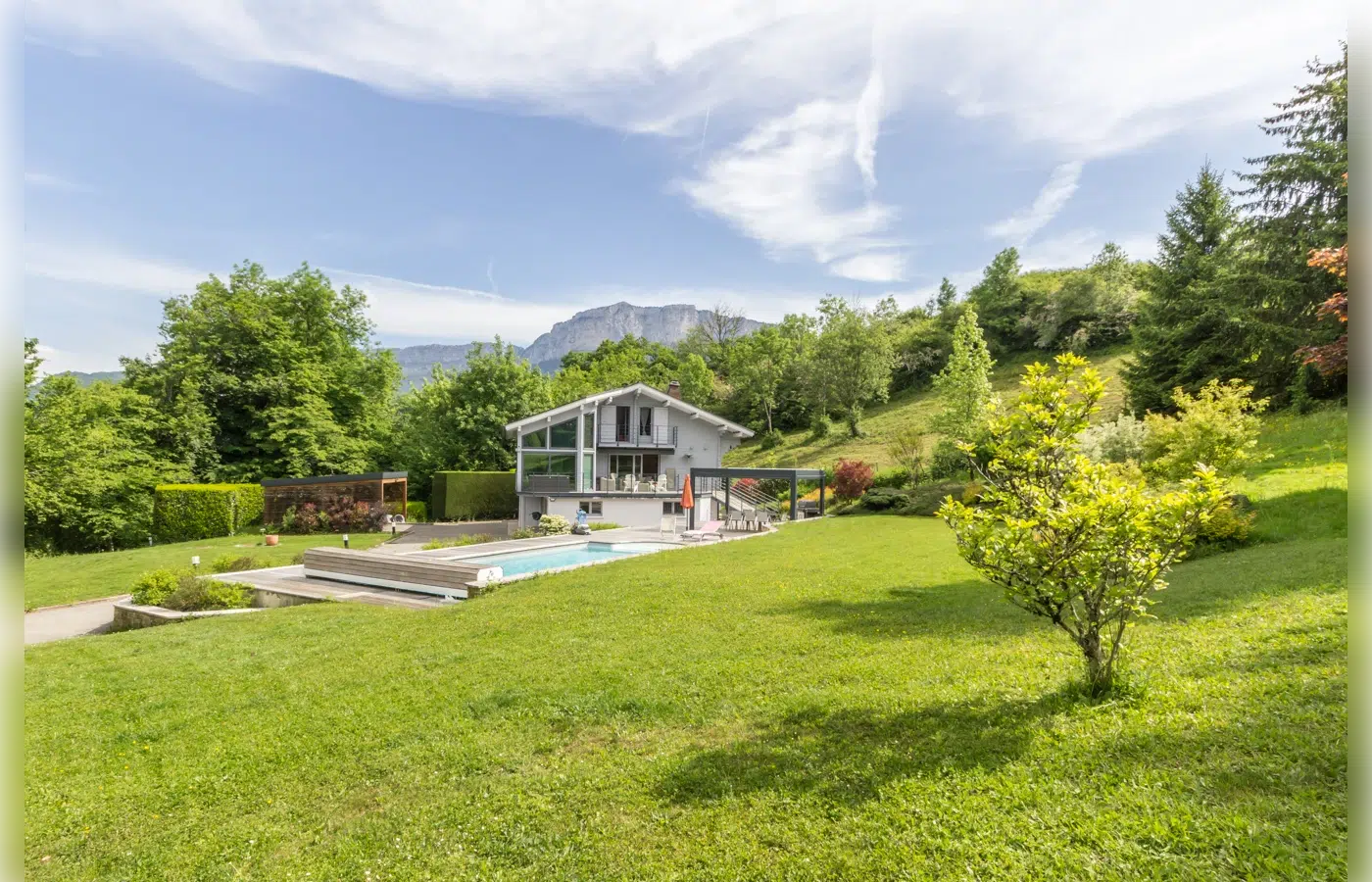 BLUFFY - maison 8 pièces - jardin avec piscine vue montagnes
