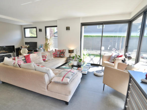 Petit port Annecy le Vieux: maison 6 pièces rénovée
