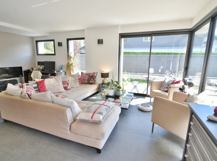 Petit port Annecy le Vieux: maison 6 pièces rénovée