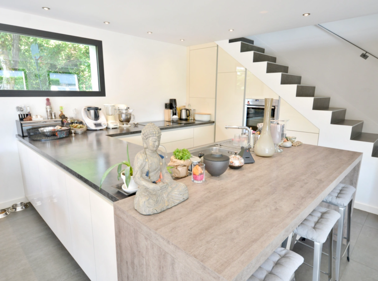 Petit port Annecy le Vieux: maison 6 pièces rénovée