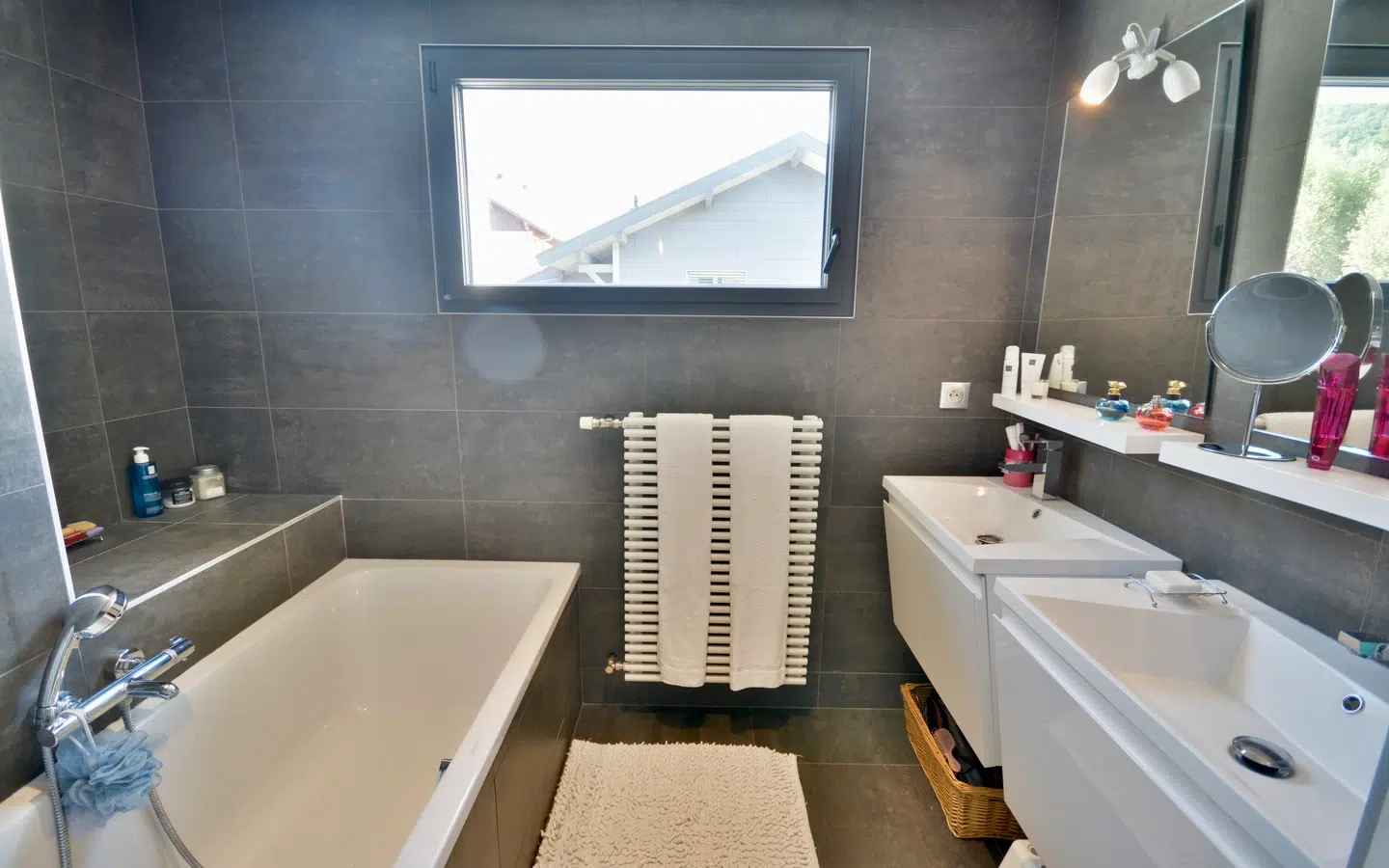 Petit port Annecy le Vieux: maison 6 pièces rénovée