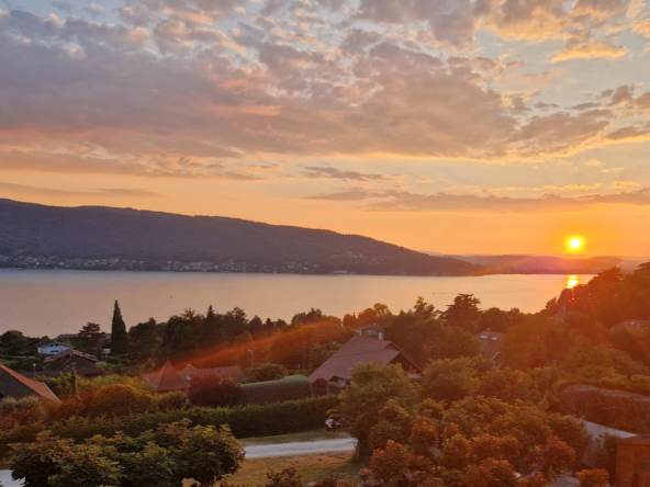 Vue lac couché de soleil