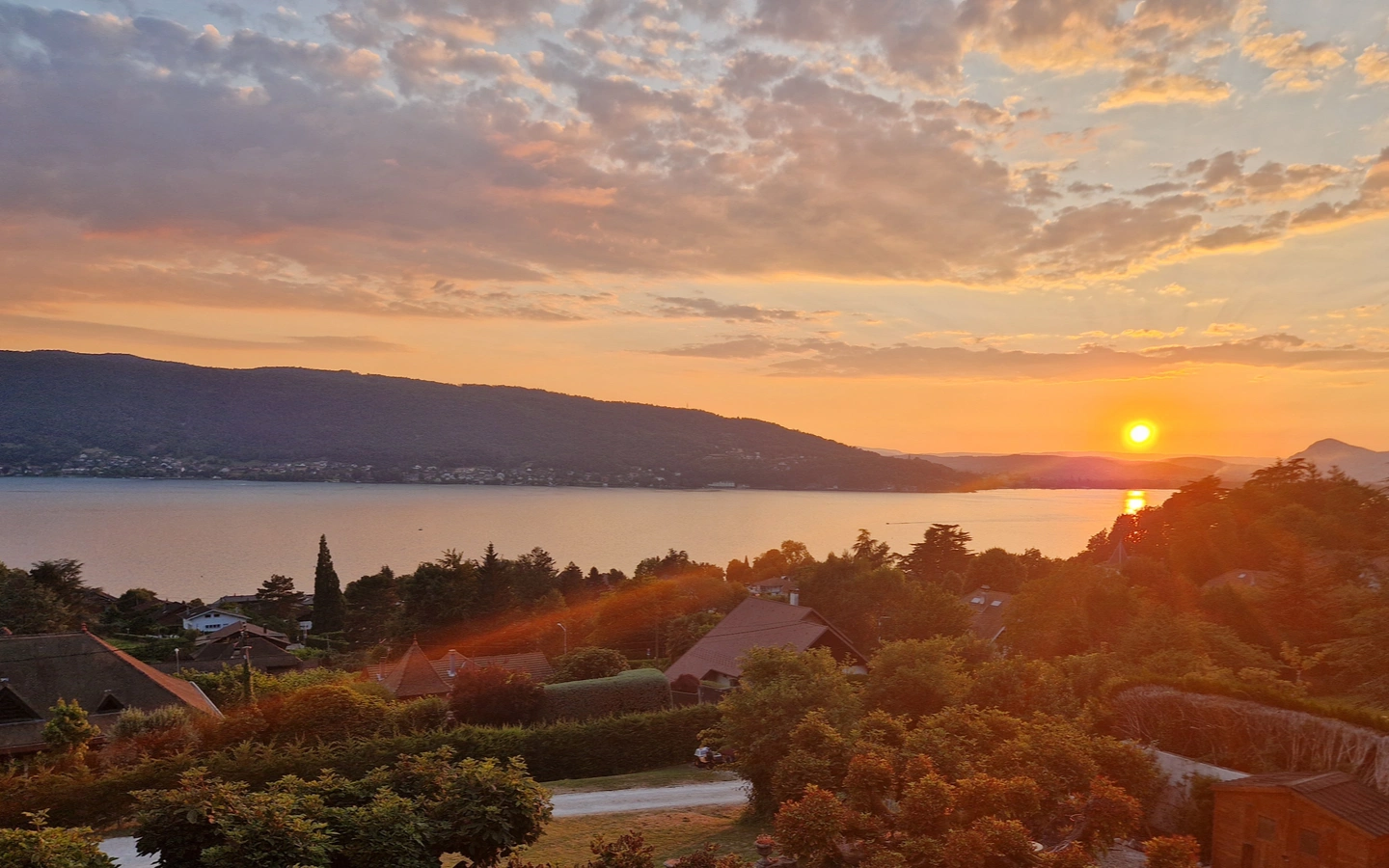 Vue lac couché de soleil