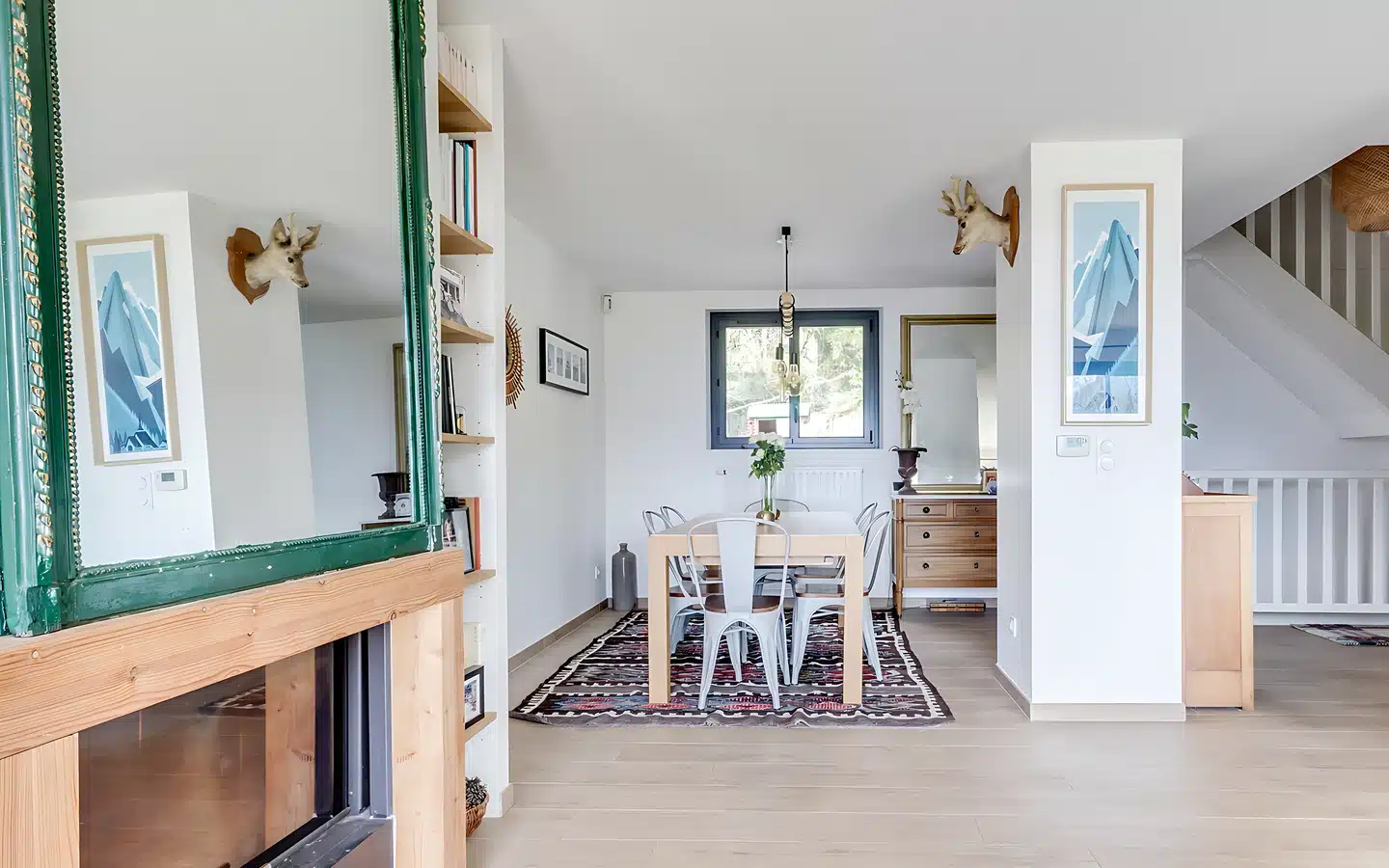 salle à manger et cheminée