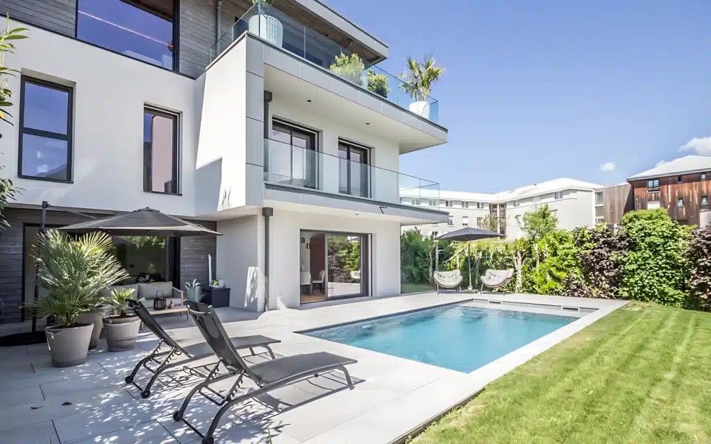 maison moderne piscine chauffée