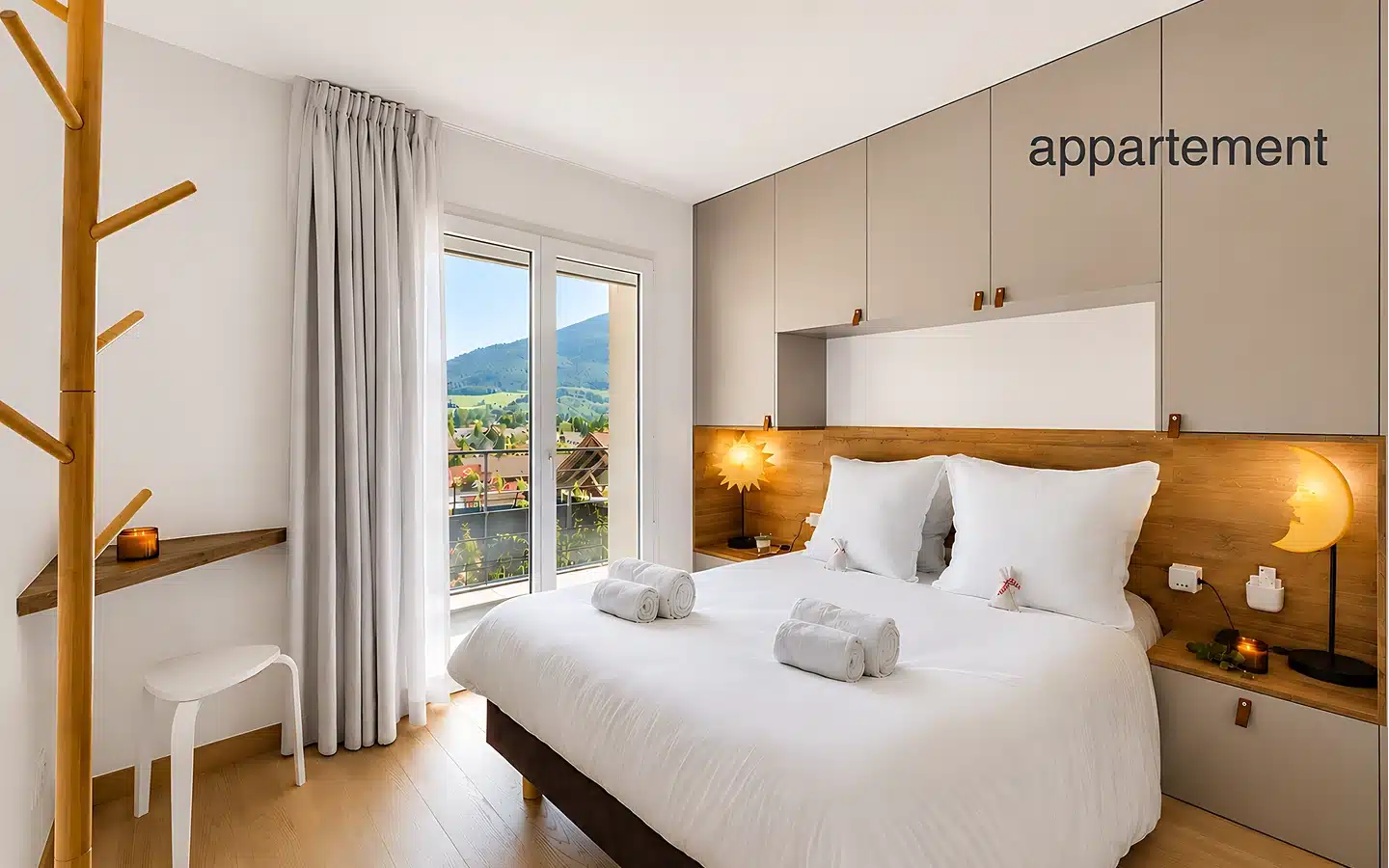 chambre avec balcon face aux montagnes