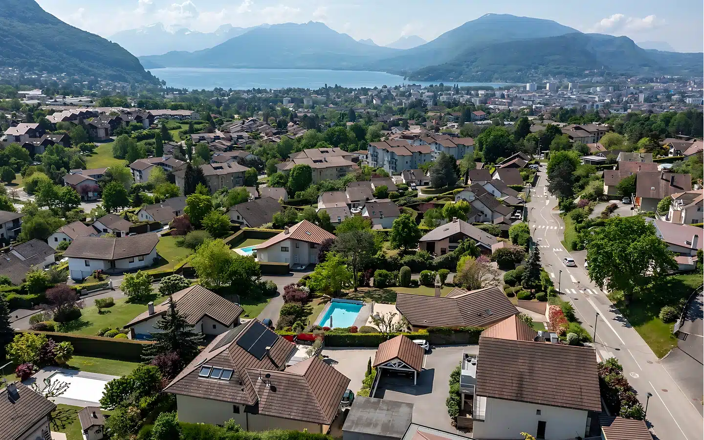 vue aérienne lac et montagnes