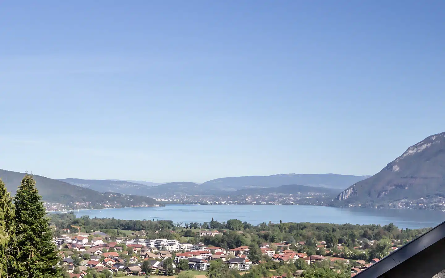 vue lac d'Annecy et montagnes